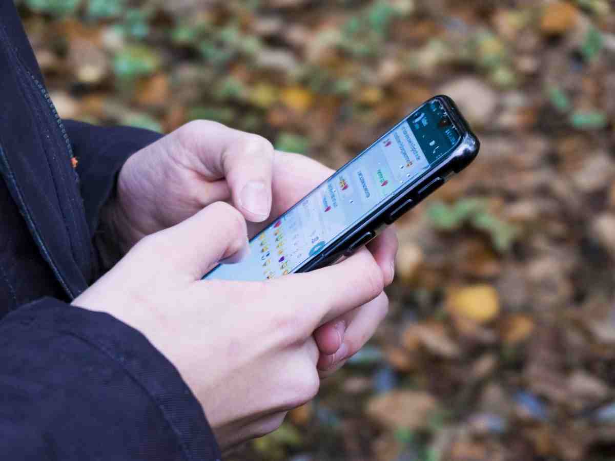 un utente mentre utilizza WhatsApp sul telefono