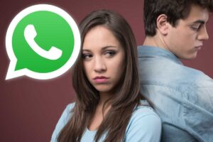 coppia litigata e logo whatsapp