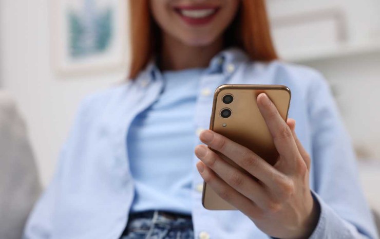 donna con telefono in mano