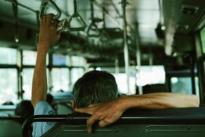 Uomo su un autobus