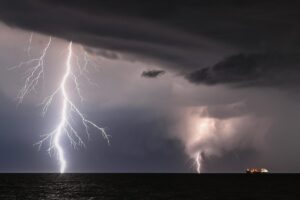 Fulmini squarciano il cielo italiano e cadono a mare