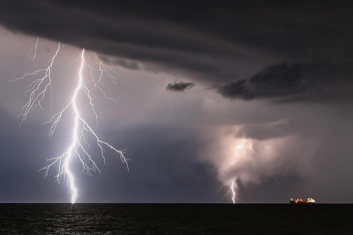Fulmini squarciano il cielo italiano e cadono a mare