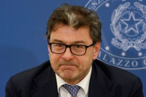 Il Ministro Giancarlo Giorgetti sorride soddisfatto