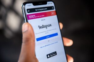 applicazione Instagram con telefono