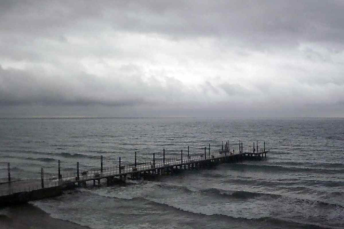 Nuvole minacciose sul mare