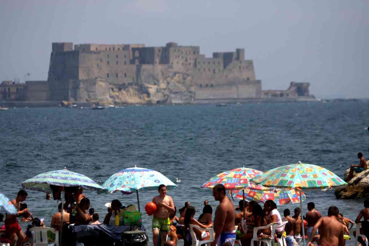 Spiaggia di Napoli affollata di bagnanti