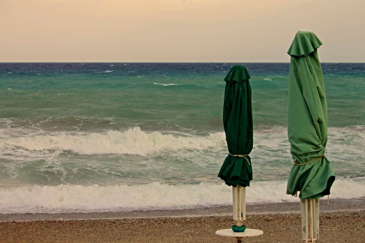 Ombrelloni chiusi durante una mareggiata