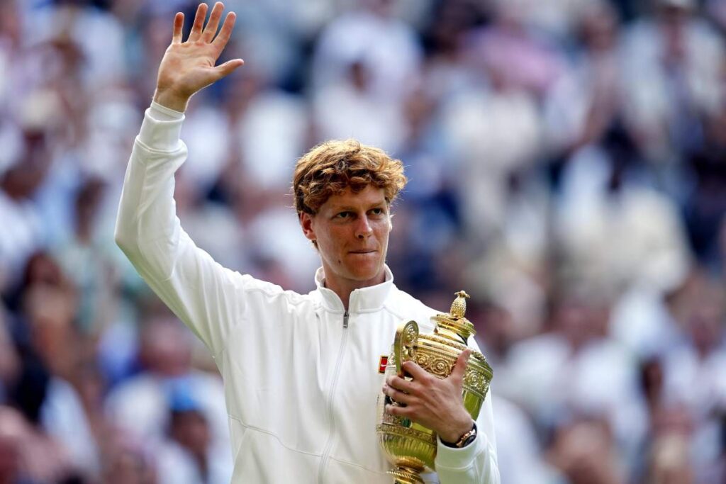 Sinner saluta il pubblico di Wimbledon tenendosi stretto il trofeo conquistato