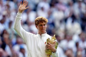 Sinner saluta il pubblico di Wimbledon tenendosi stretto il trofeo conquistato