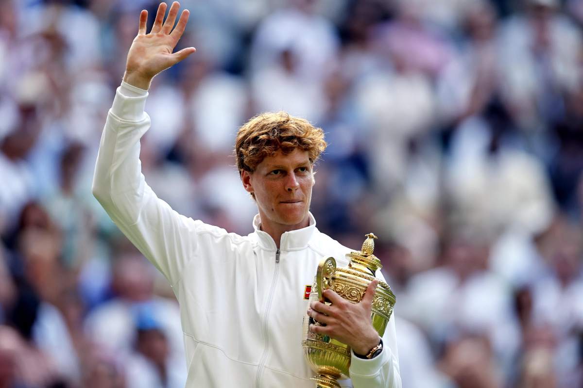 Sinner saluta il pubblico di Wimbledon tenendosi stretto il trofeo conquistato