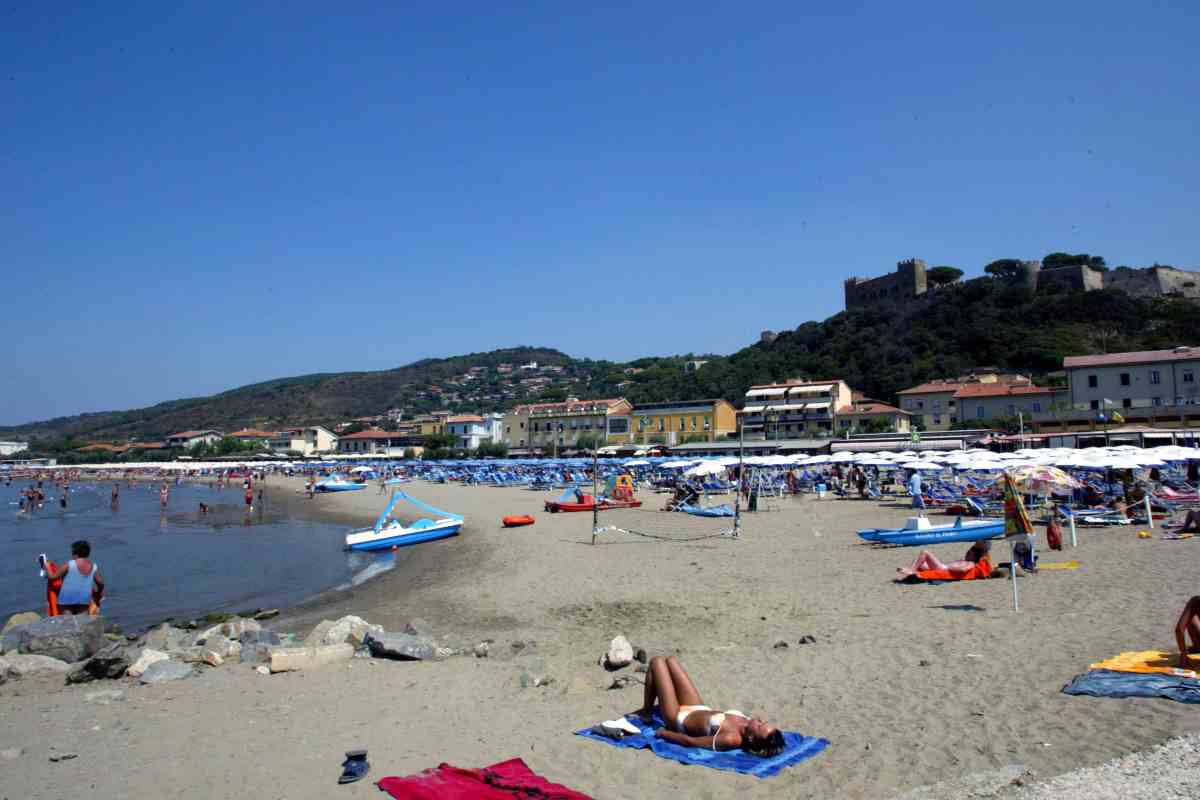 Una spiaggia della Toscana affollata di bagnanti