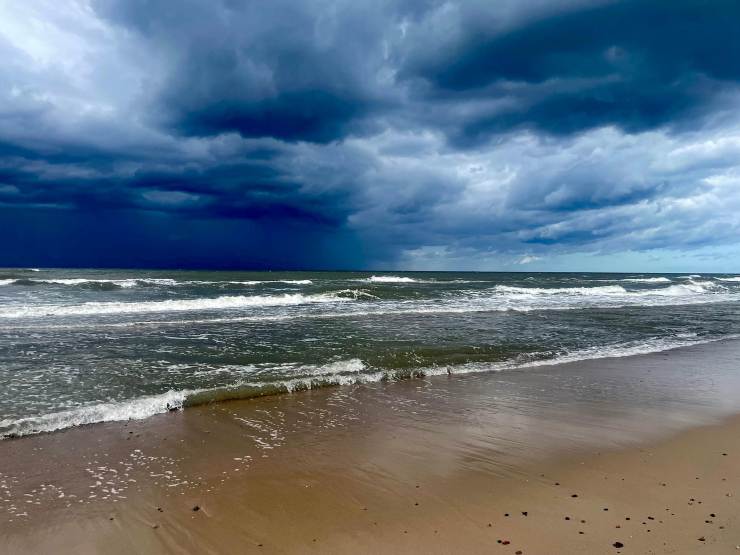 Nuvole all'orizzonte sovrastano il mare