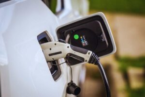 auto elettrica in ricarica