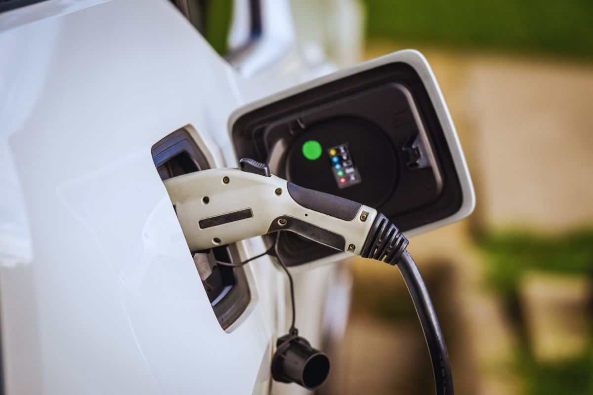 auto elettrica in ricarica
