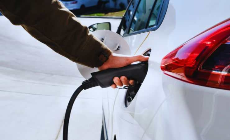 auto elettrica in ricarica