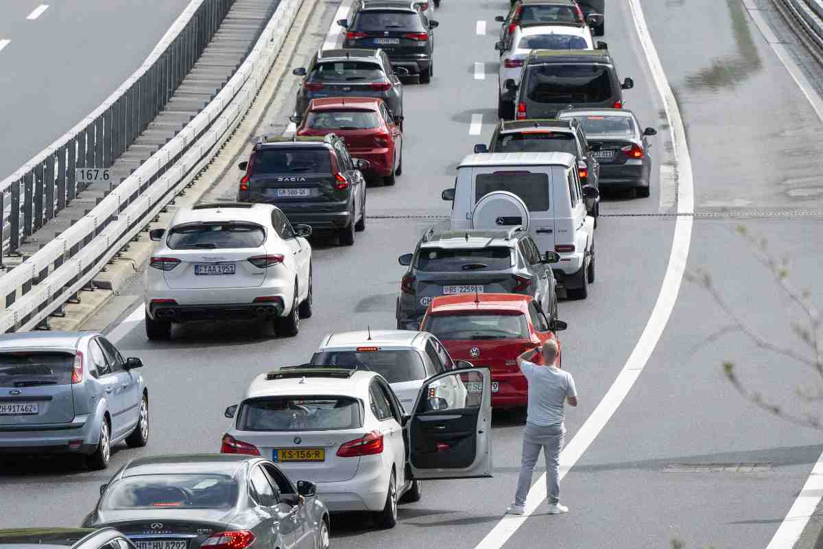 auto in coda in autostrada