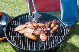 un barbecue con carne alla griglia