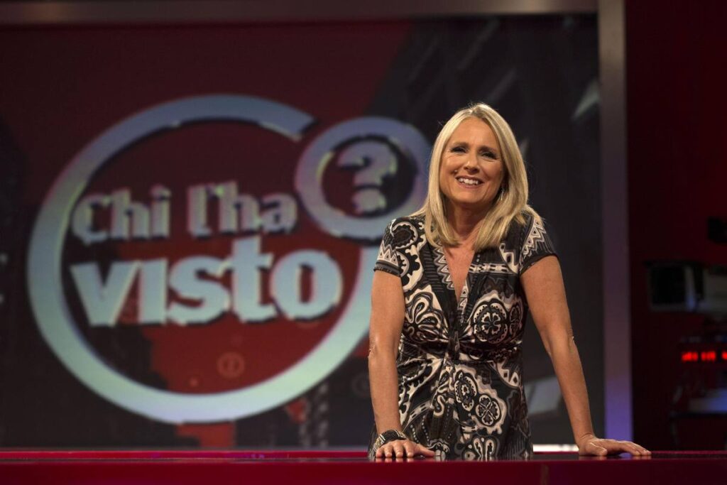 Federica Sciarelli con il logo di "Chi l'ha visto" alle sue spalle