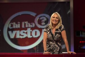 Federica Sciarelli con il logo di "Chi l'ha visto" alle sue spalle