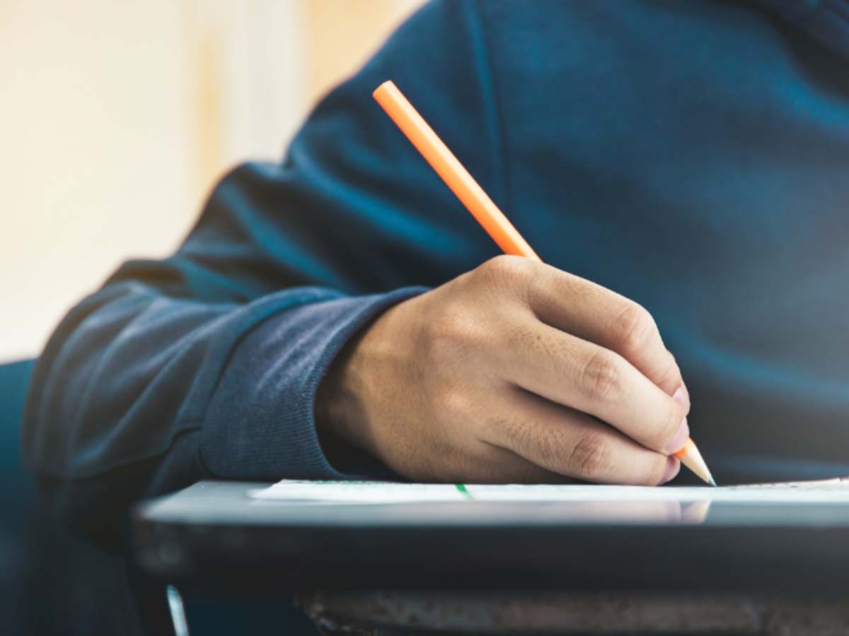 matita che scrive su un foglio