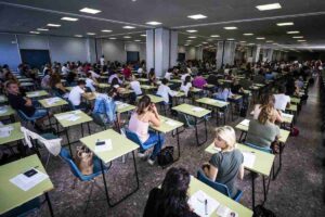 candidati impegnati nella prova scritta di un concorso pubblico