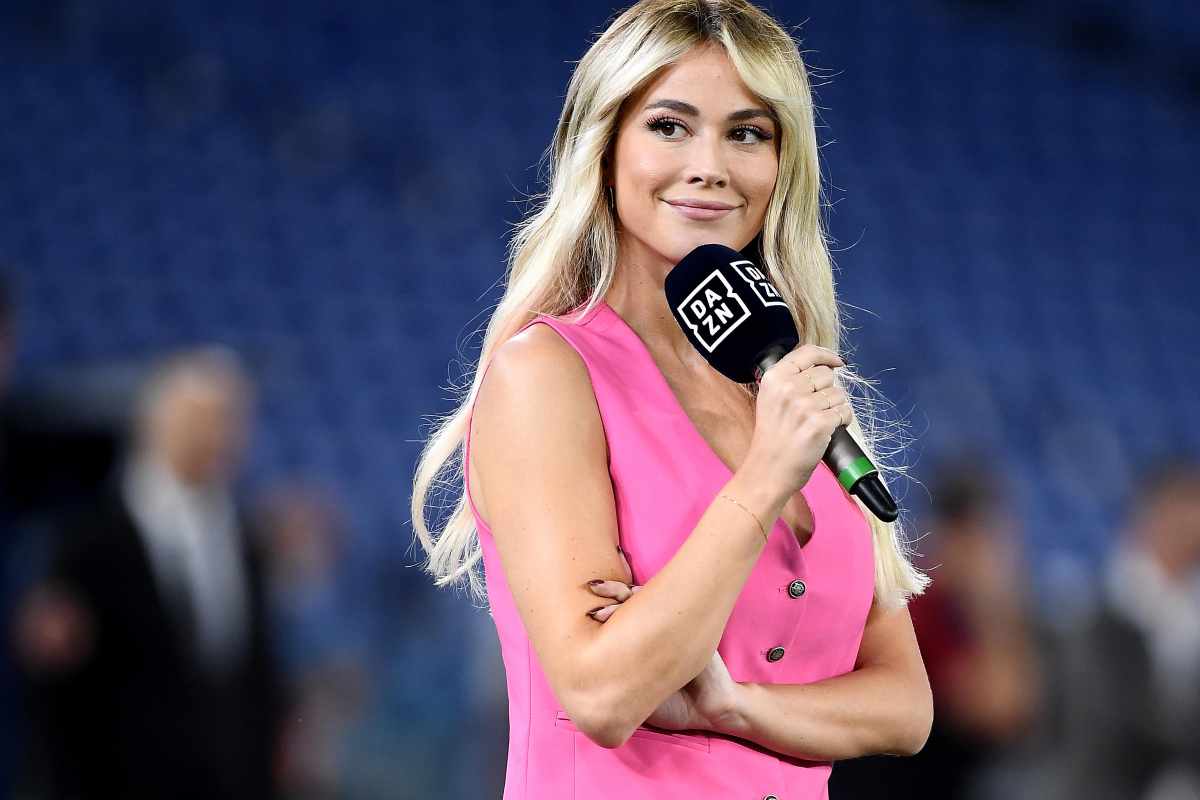 Diletta Leotta in primo piano con un microfono in mano