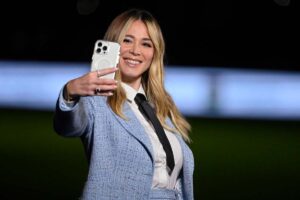 Diletta Leotta mentre si scatta un selfie