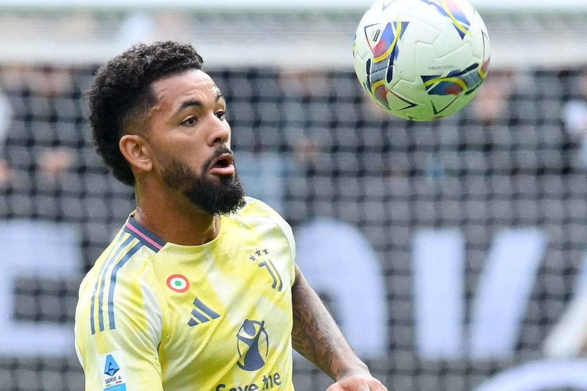 Douglas Luiz in campo