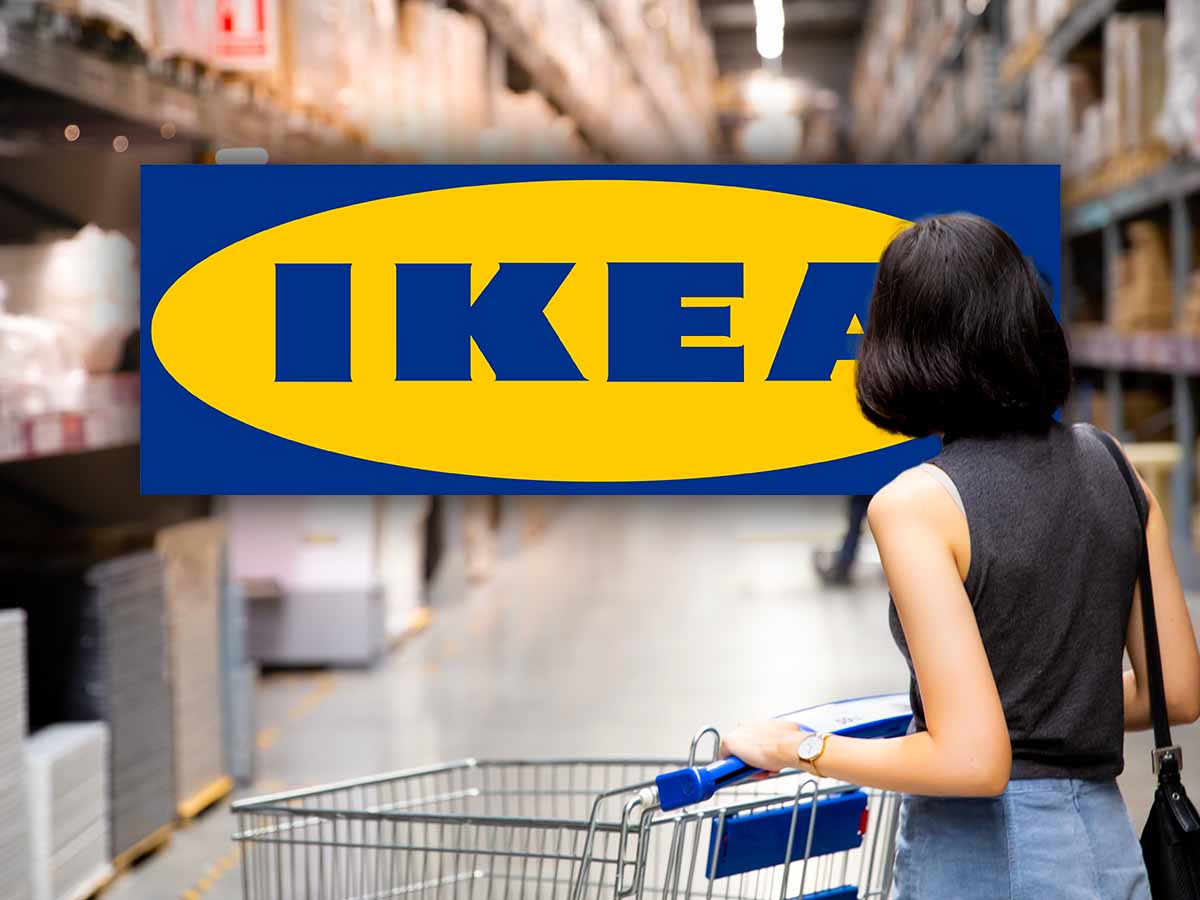 una donna con il carrello e davanti il logo IKEA