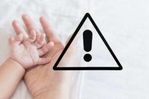 mano genitore e neonato