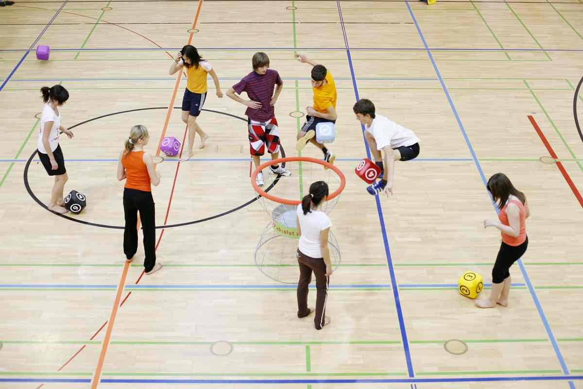 ragazzi che si allenano in palestra