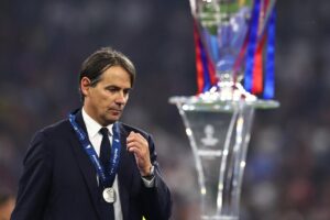 Simone Inzaghi sconsolato con la Champions League sullo sfondo