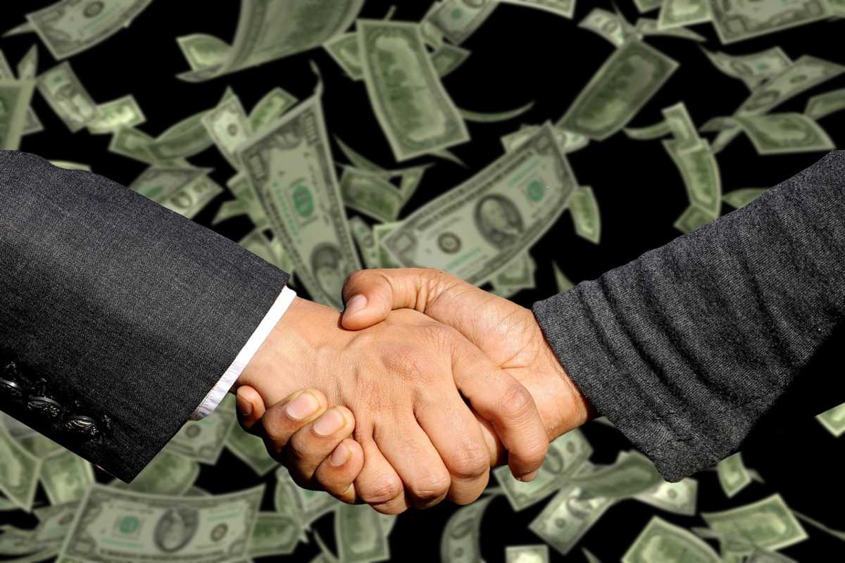 soldi e stretta di mano