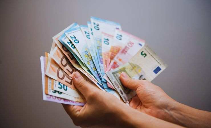 banconote in mano