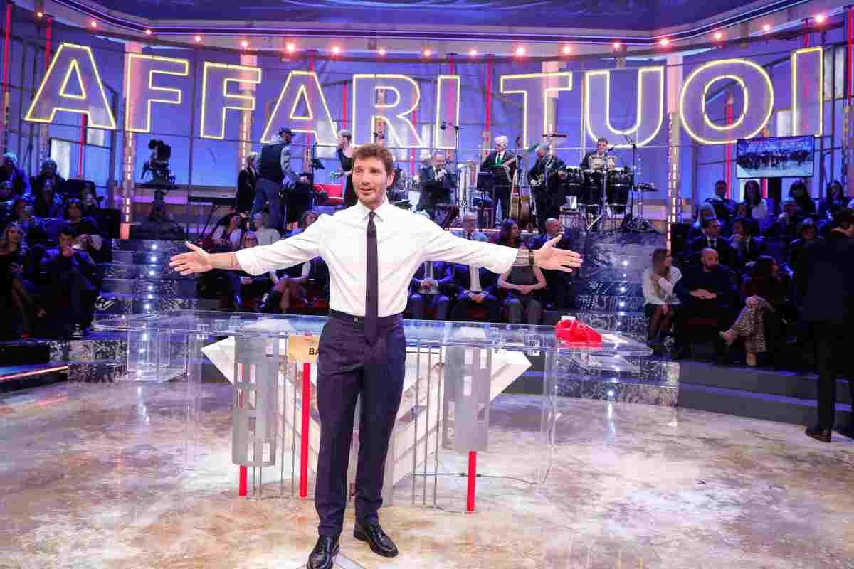 Il presentatore di "Affari Tuoi" Stefano De Martino in studio