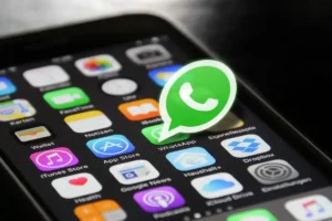 telefono con varie app e WhatsApp
