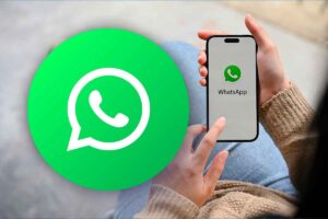 Logo di WhatsApp con vicino un telefono