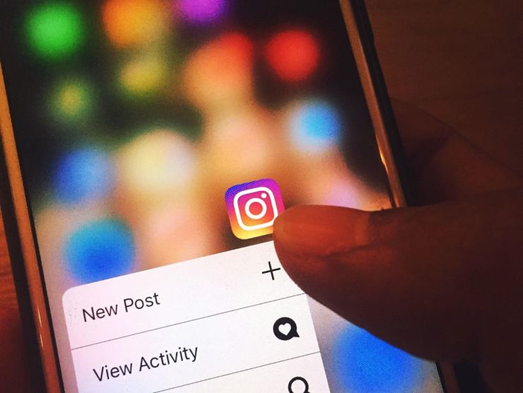 Uomo clicca sull'app di Instagram