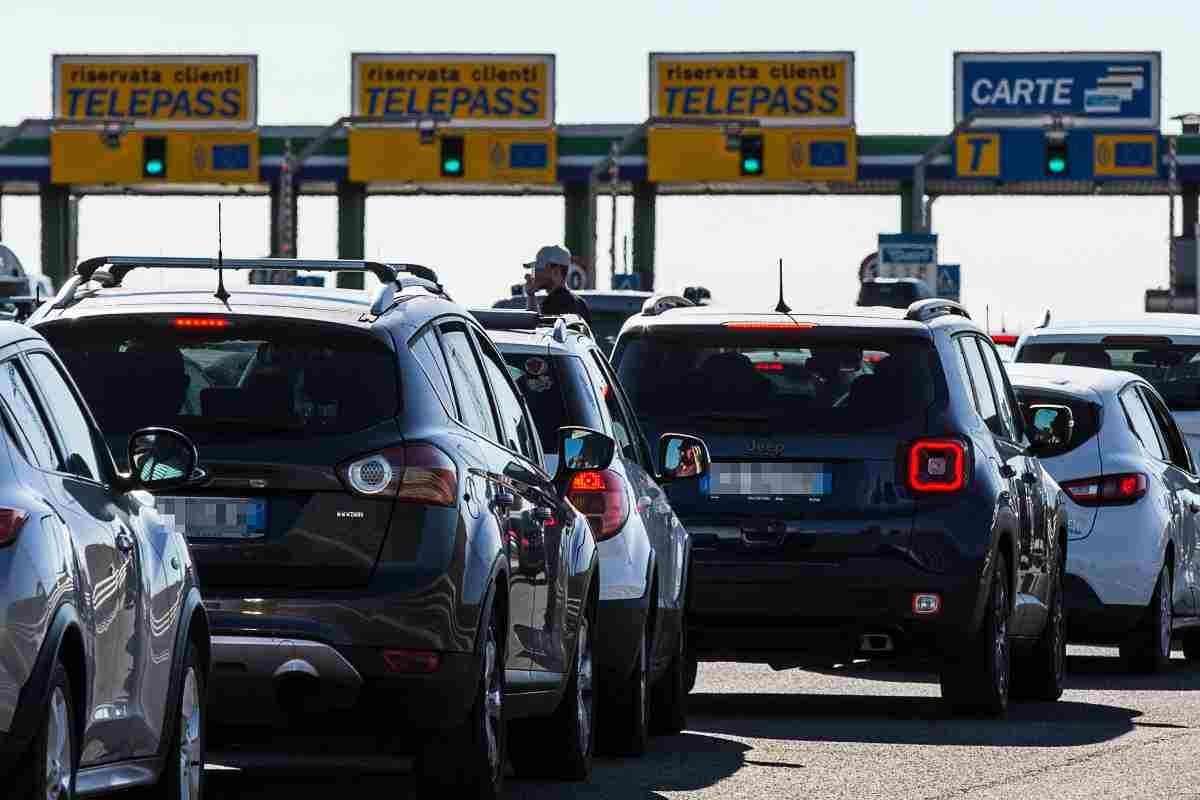 Casello autostradale e vetture in coda