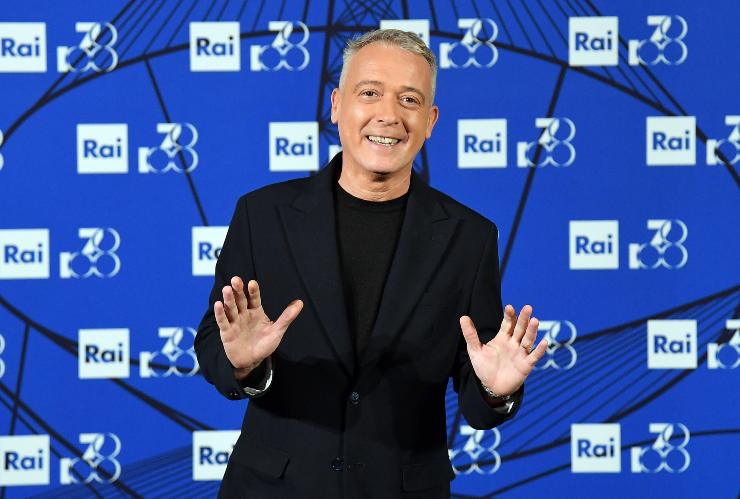 Pierluigi Diaco con le mani davanti al petto posa per i fotografi