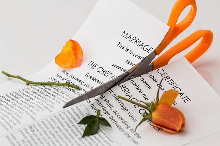 Contratto matrimoniale tagliato con le forbici