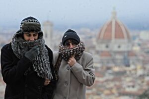 Due persone che indossano cappotto e cappello di lana