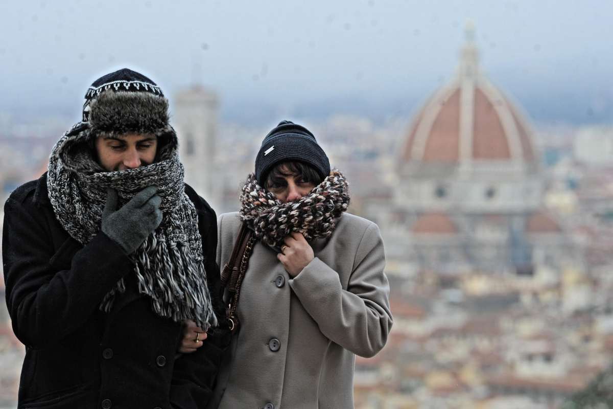 Due persone che indossano cappotto e cappello di lana
