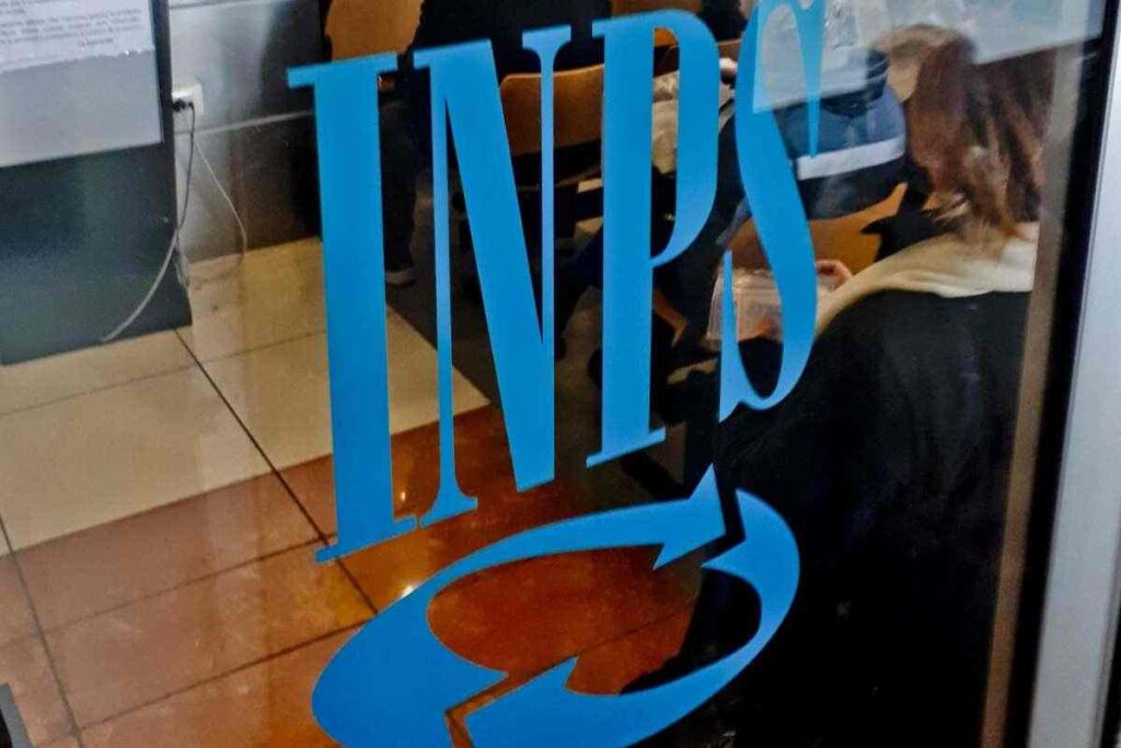 logo dell'INPS su una vetrata