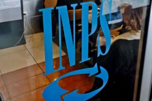 logo dell'INPS su una vetrata