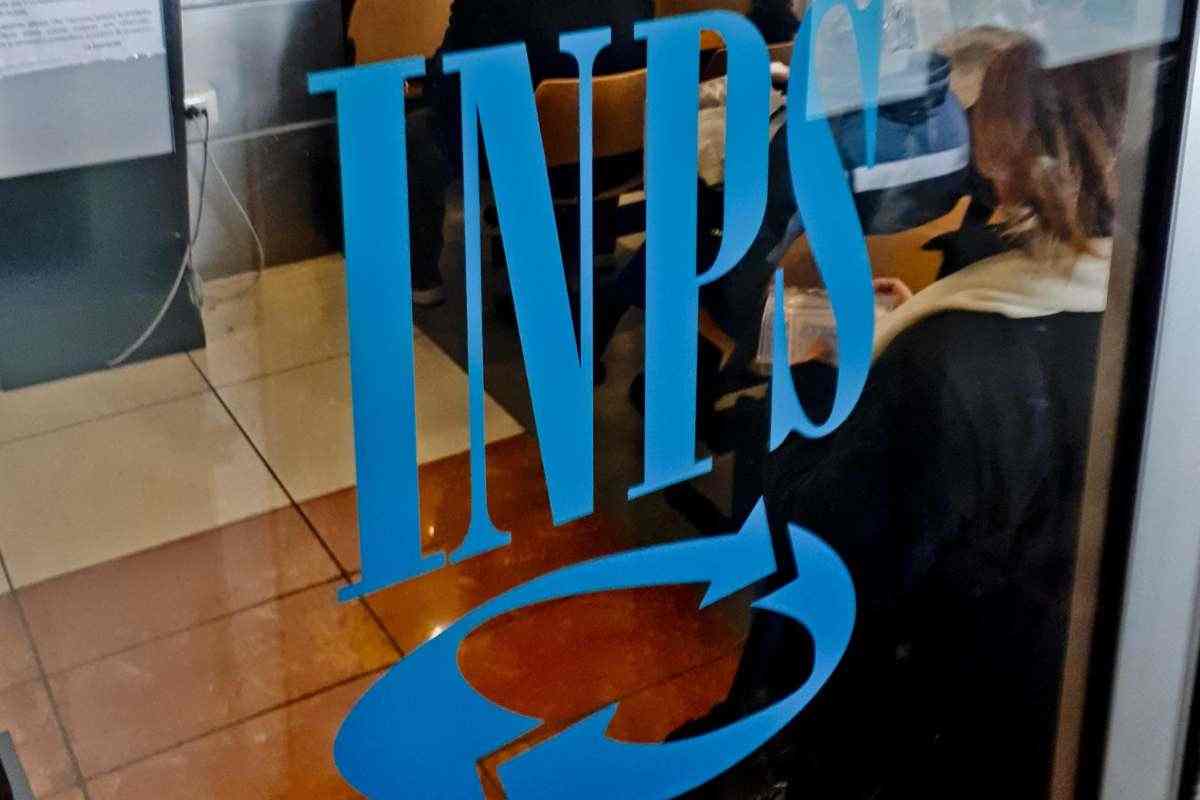 logo dell'INPS su una vetrata