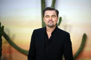 Leonardo DiCaprio con un abito nero