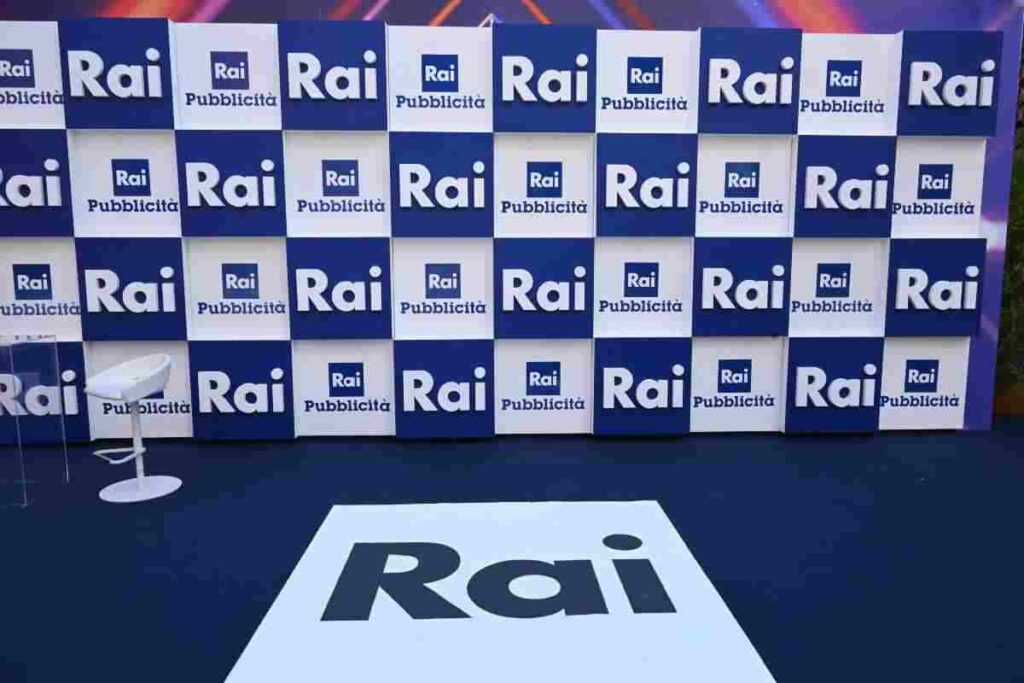 Logo della Rai su una parete e sul pavimento