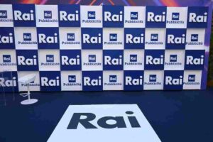Logo della Rai su una parete e sul pavimento