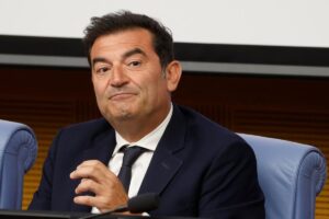 Max Giusti parla durante un evento